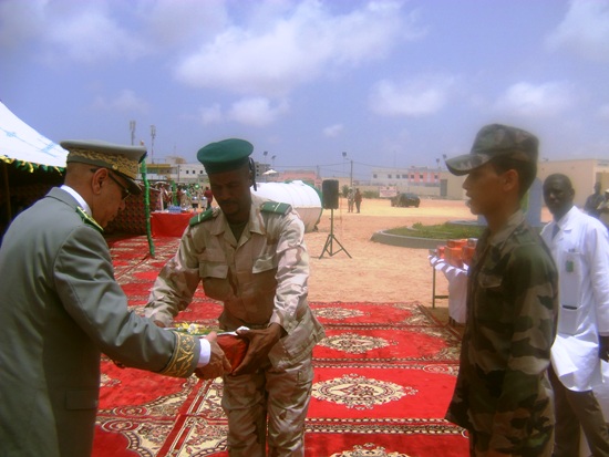 قائد أركان الجيوش يسلم جائزة قائد أركان الجيوش للتلميذ الأول من الثانوية في مسابقة باكلوريا 