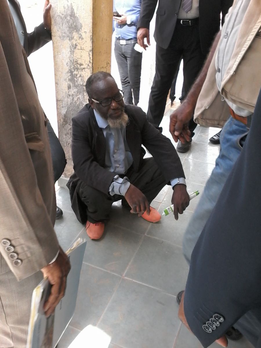 الحارس يجلس عند باب الإدارة منتظرا خروج الرئيس 