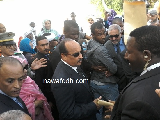 يحاور أحد المواطنين أمام مركز الحالة المدنية بلكصر 