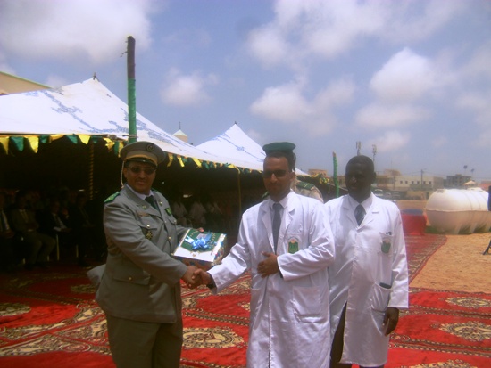 الأستاذ عبد المجيد ولد إبراهيم يتسلم جائزة أحسن أستاذ للغة العربية بالثانوية لهذه السنة 