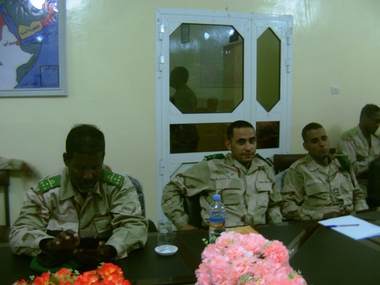 عن يسار الصورة مدير التدريب بالثانوية مع بعض الضباط العاملين بها 