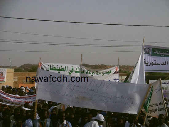 بعض اللافتات التي تتضمن أسماء قبائل 