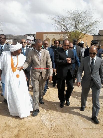 يظهر في الصورة مدير التهذيب وهو يدفع مدير الإعدادية (صاحب الدراعة )بيده عن الرئيس 