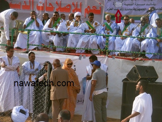 لافتة تصف الرئيس بقائد مسيرة التنمية المرة 