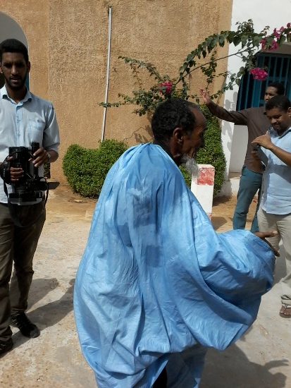 الرجل لحظة تهديده بنزع ثيابه 