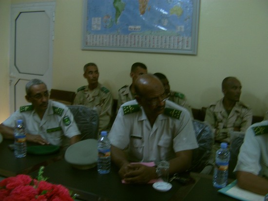 عدد من الضباط المرافقين لقائد أركان الجيوش المساعد خلال الزيارة 