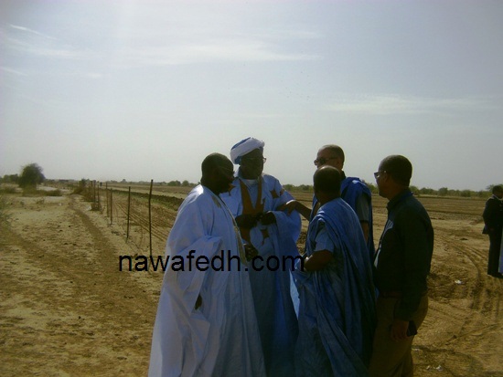 بيجل ولد هميد وولد ابيليل يتجاذبان أطراف الحديث لحظات قبل وصول الرئيس 