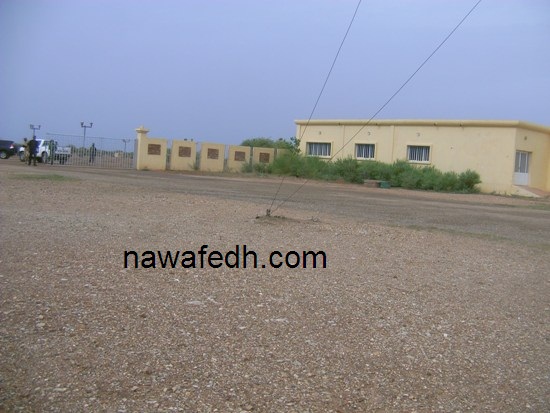 قائد المنطقة لحظة نزوله من سيارته بعد منها من دخول المطار 