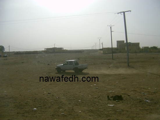 سيارة مدير أمن البراكنة وهي تأخذ الطريق الالتفافي لعلها تتجاوز سيارات الرئاسة 