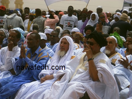 محمد فاضل ولد محمد الأمين يغط في نومه خلال مهرجان كيهيدي 